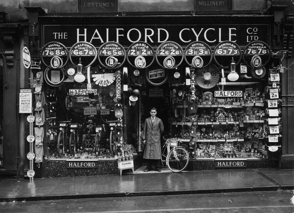 HighSt_Halfords_Late1930s_MrJoeSimmonds-manager_GeorgeHall.jpg