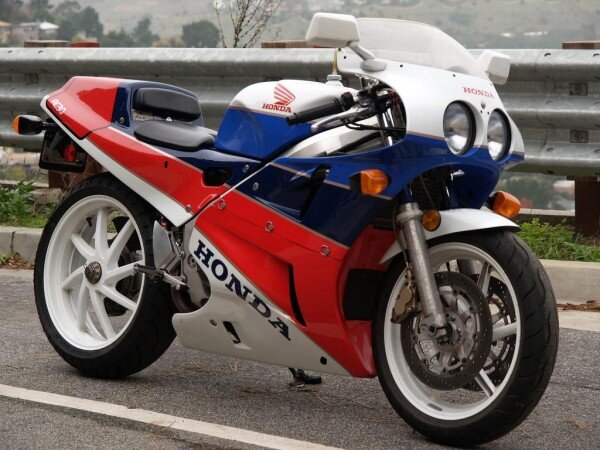 Honda-RC-30-right-side-angle-view1-600x450.jpg