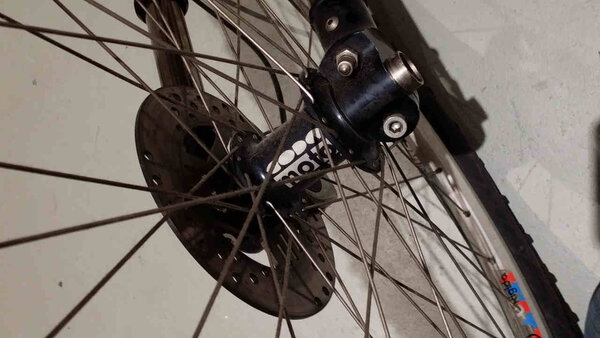 moto120axle.jpg