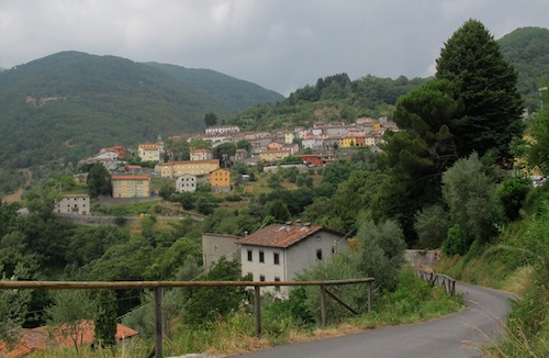 Pescaglia_(il_poggio)_veduta.JPG