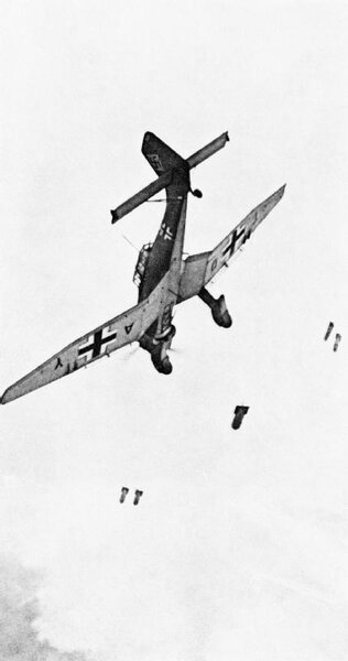 Stuka-bombs-falling.jpg