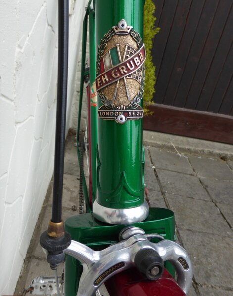 Freddie Grubb head tube badge crossed flags.JPG