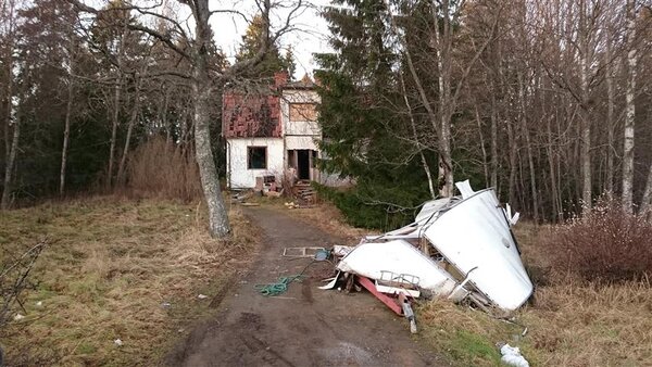 deserted house.JPG