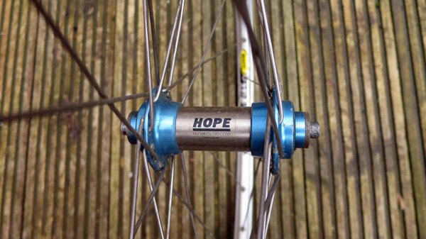 Blue anodised front hub.jpg