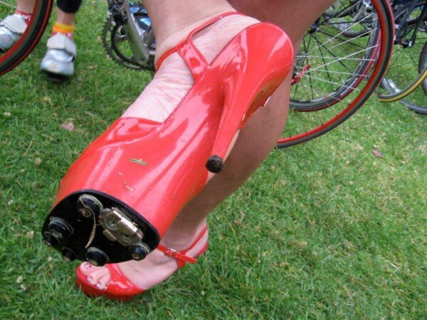 biking-high-heels-600x450-2.jpg