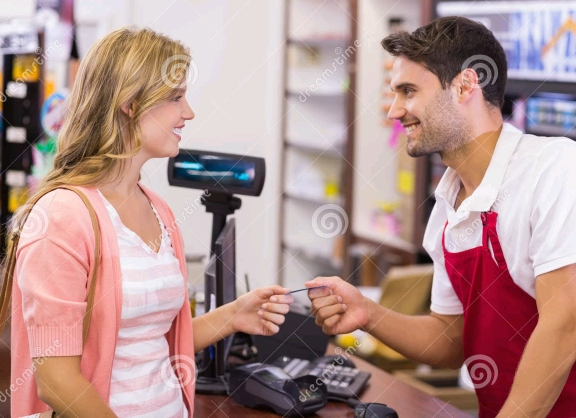 mujer-sonriente-en-la-caja-registradora-que-paga-con-la-tarjeta-de-crédito-56487083_crop_576x418.jpg