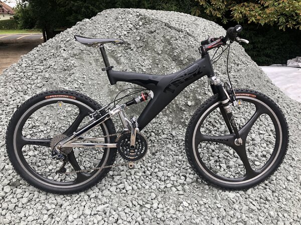 Trek Y-50 Dark Tribute (1).jpg