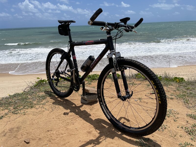 03) Trek 9800 on the beach (fr).jpeg