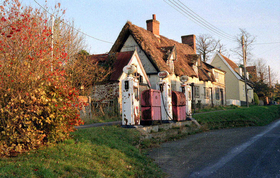 Regrave pertol station.jpg