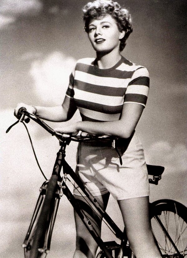 1950's_Classic_Photos_of_Hollywood_Actresses_Ride_Their_Bikes_(4).jpg