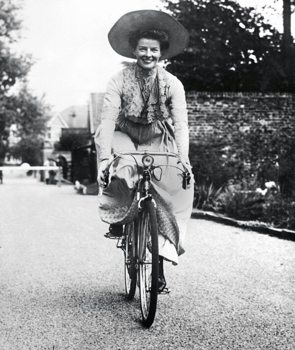 1950's_Classic_Photos_of_Hollywood_Actresses_Ride_Their_Bikes_(6).jpg