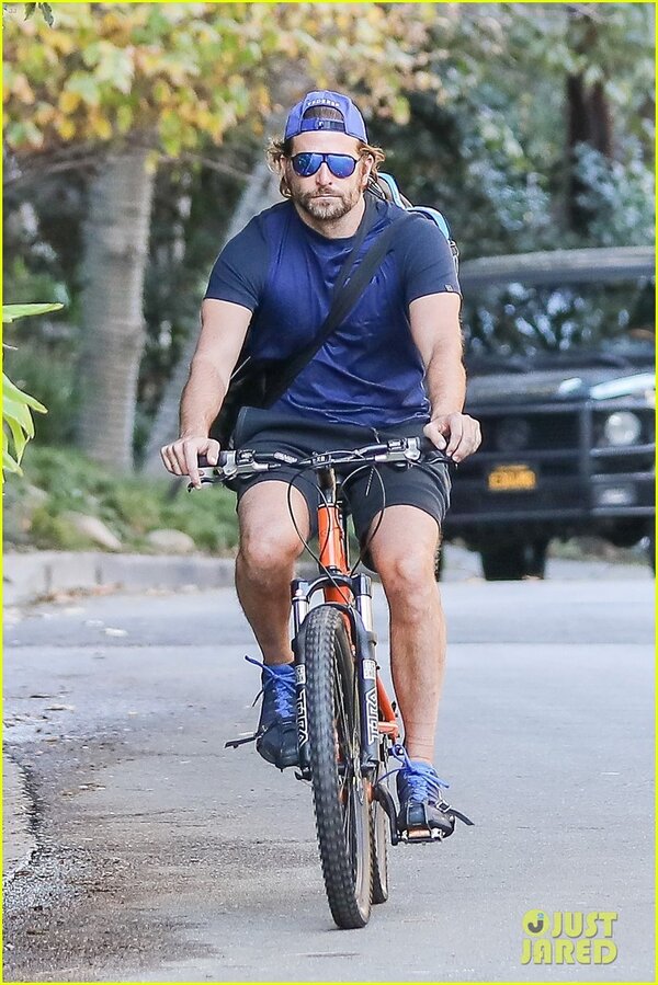 bradley-cooper-goes-on-bike-ride-for-his-daily-workout-22-858600220.jpg