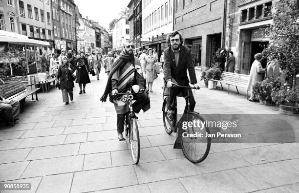 ringo-starr-riding-a-bicycle-down-a-pedestrianised-shopping-street-in-1977-in-copenhagen-denma...jpg