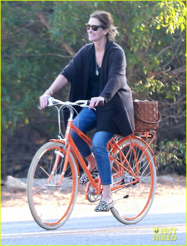 julia-roberts-family-bike-ride-with-the-kids-15-2189482314.jpg