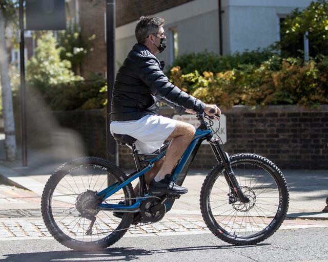 simon-cowell-is-seen-riding-an-e-bike-in-west-london-on-news-photo-1647893760.jpg