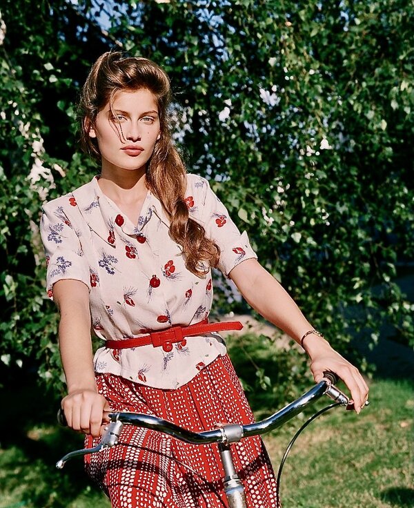 LAETITIA-CASTA-blue-bicycle-1.jpeg