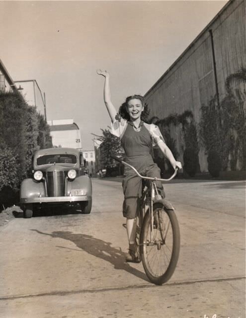 actresses_riding_bicycle_37.jpg