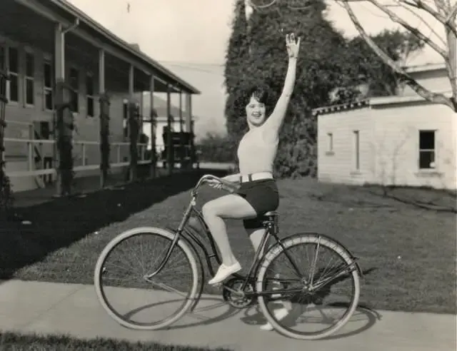 actresses_riding_bicycle_44.webp