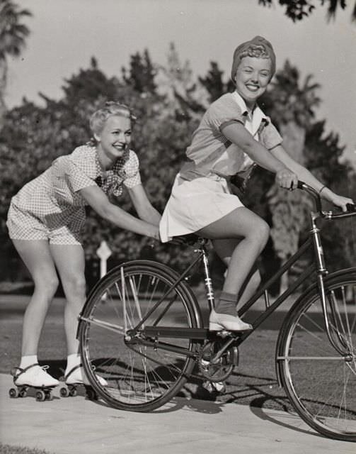 actresses_riding_bicycle_51.jpg