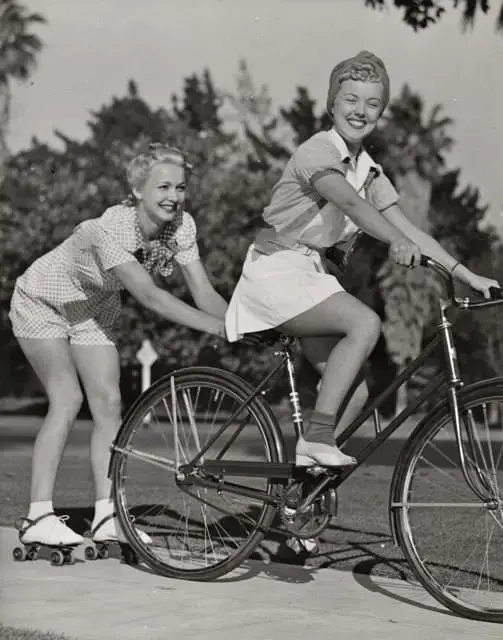 actresses_riding_bicycle_51.webp