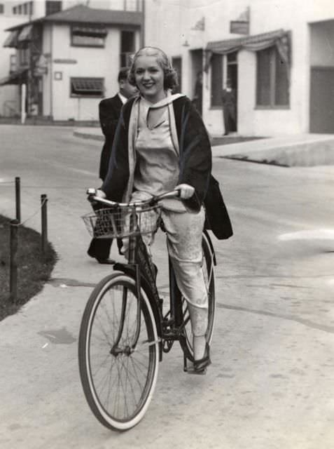 actresses_riding_bicycle_53.jpg