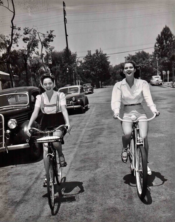 actresses_riding_bicycle_3.jpg