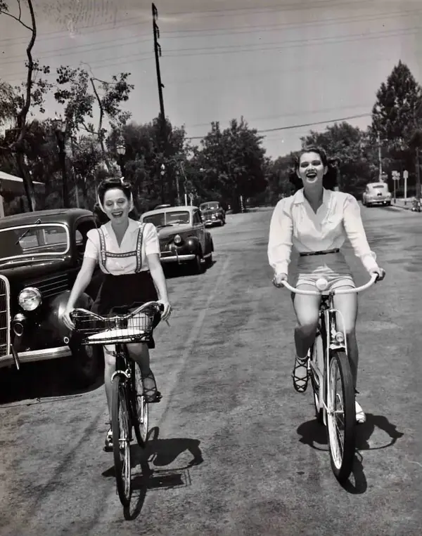 actresses_riding_bicycle_3.webp