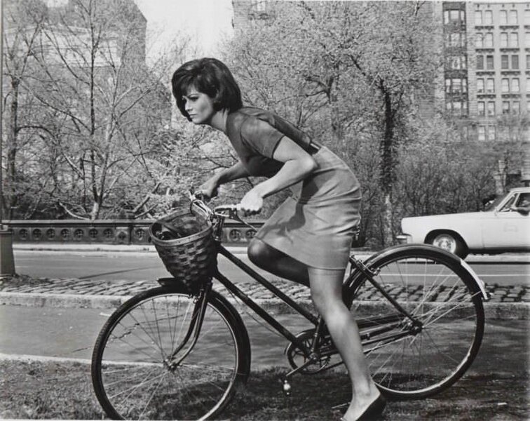 actresses_riding_bicycle_4.jpg