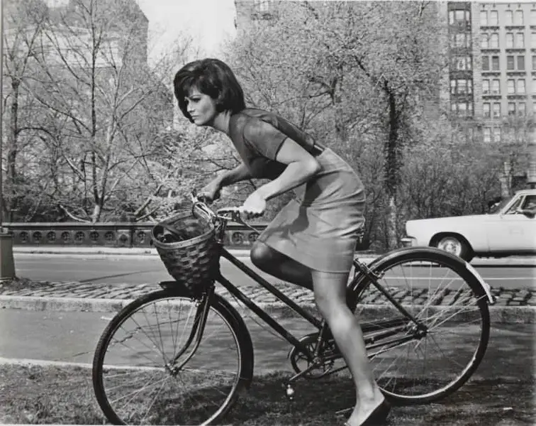 actresses_riding_bicycle_4.webp