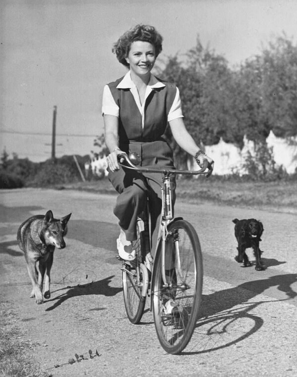 actresses_riding_bicycle_5.jpg