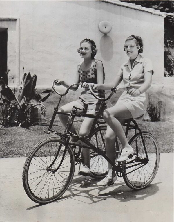 actresses_riding_bicycle_6.jpg