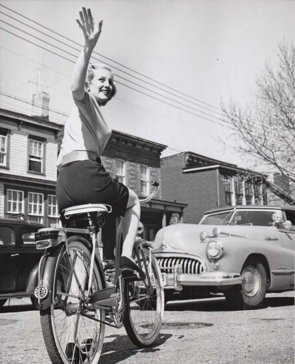 actresses_riding_bicycle_7.jpg