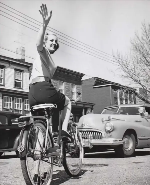 actresses_riding_bicycle_7.webp