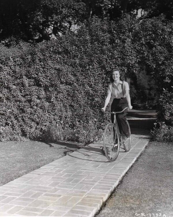 actresses_riding_bicycle_8.jpg