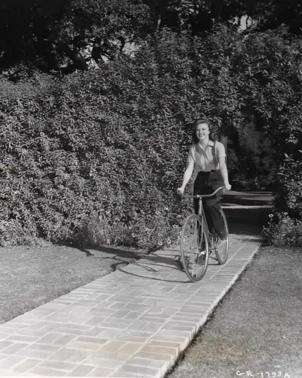 actresses_riding_bicycle_8.webp