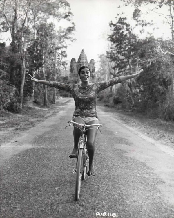 actresses_riding_bicycle_10.jpg