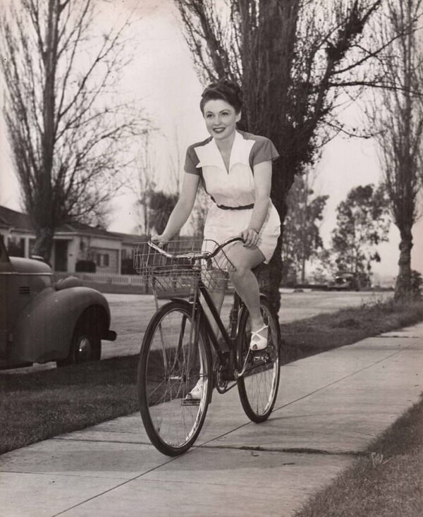 actresses_riding_bicycle_11.jpg