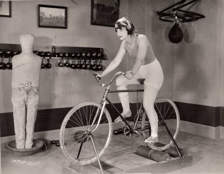 actresses_riding_bicycle_12.jpg