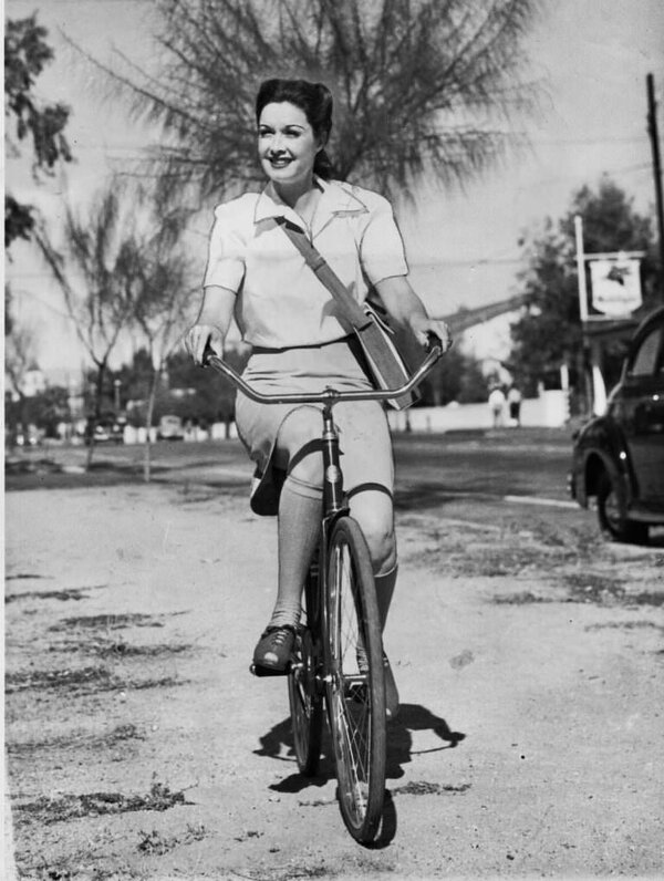 actresses_riding_bicycle_16.jpg