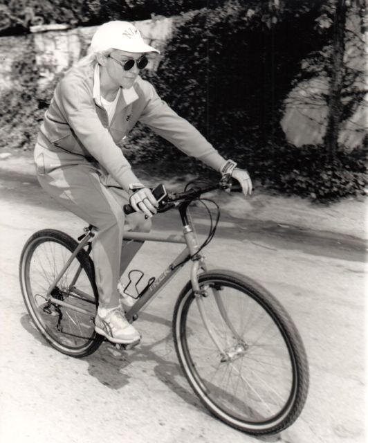 actresses_riding_bicycle_17.jpg