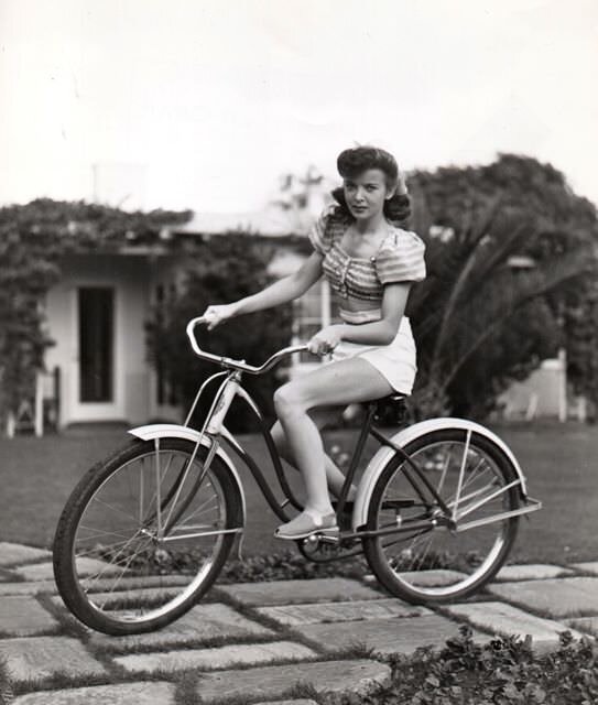 actresses_riding_bicycle_18.jpg