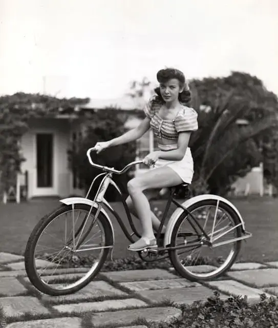 actresses_riding_bicycle_18.webp