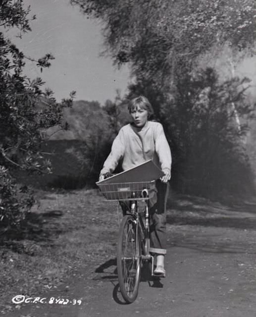 actresses_riding_bicycle_19.jpg