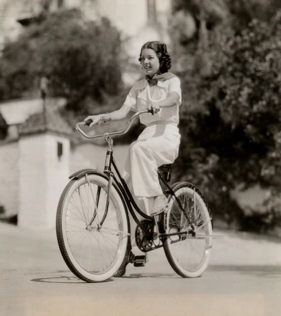 actresses_riding_bicycle_20.jpg