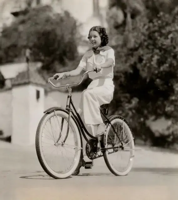 actresses_riding_bicycle_20.webp