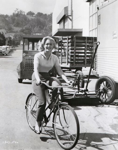 actresses_riding_bicycle_21.jpg