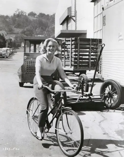 actresses_riding_bicycle_21.webp