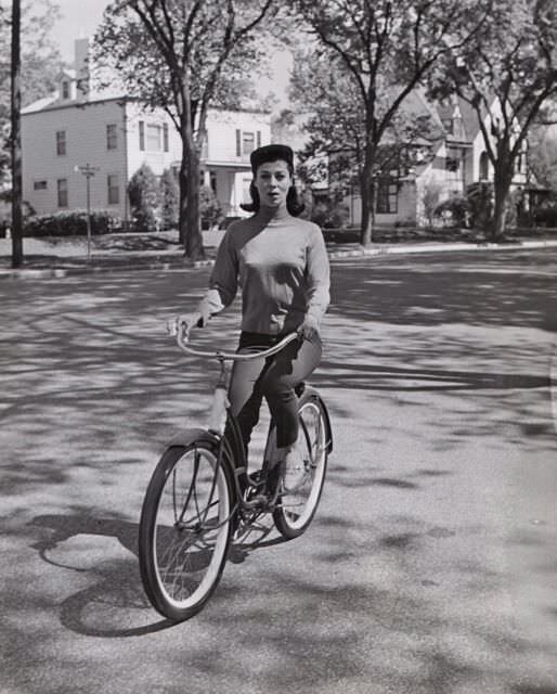 actresses_riding_bicycle_22.jpg