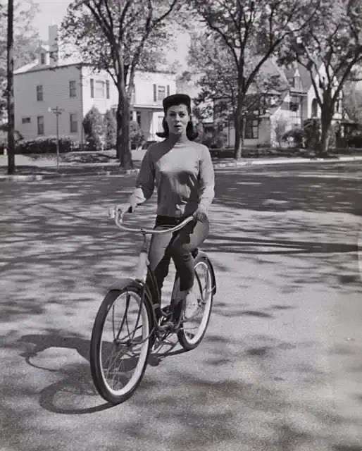 actresses_riding_bicycle_22.webp