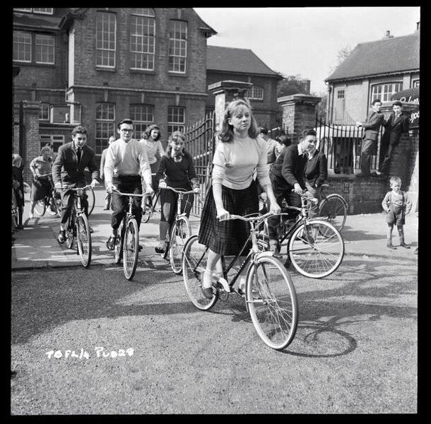 actresses_riding_bicycle_23.jpg